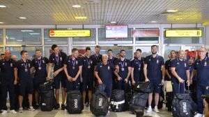 Beograd, 18. septembra 2017 - Kosarkaska reprezentacija Srbije na aerodromu Nikola Tesla. Kosarkasska reprezentacija Srbije vodenim lukom docekana je prilikom sletanja aviona u Beograd posle osvajanja srebrne medalje na Evropskom prvenstvu u Istanbulu. FOTO TANJUG / RADE PRELIC / bb